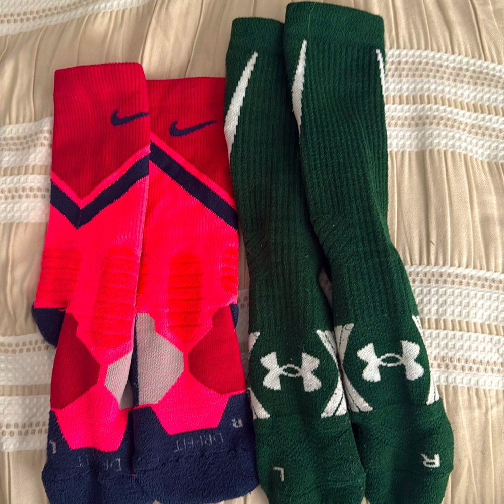 Sm/med socks 
Nike hyper elite basketball. cushioning absorbs shock
